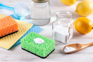 Obraz na płótnie Canvas Organic cleaners. White vinegar, lemon and sodium bicarbonate