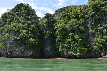 Fototapeta na wymiar Sailing among the stunning islands and beaches in Thailand's beautiful turquoise Andaman Sea