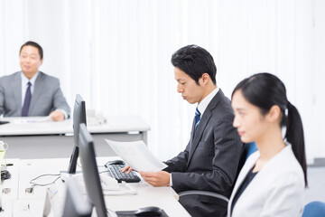 オフィスで仕事する人々