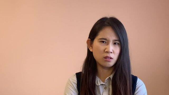 舌打ちをする女性