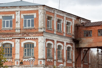 Fototapeta premium old red brick factory building in Shuya in cloudy day