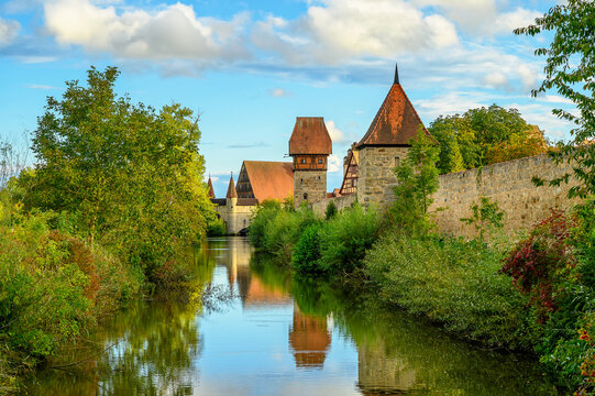 Stadtmauer und Wassergraben der Stadt Dinkelsb&uuml;hl im Herbst.