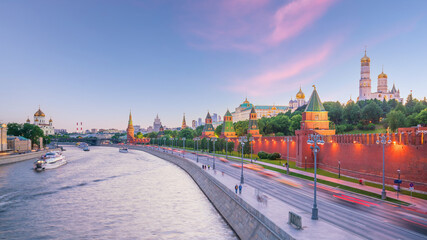 Obraz premium Panoramic view of the Moscow river and the Kremlin palace in Russia