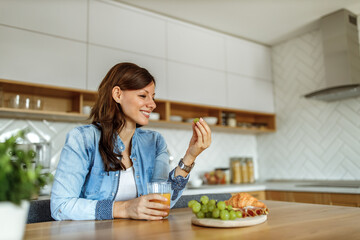 Smiling face, eating at home.