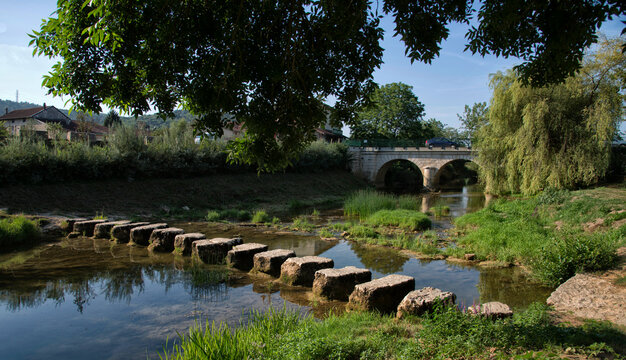 Gu&eacute; et pont sur le Suran &agrave; Simandre-sur-Suran, France