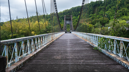 Obraz premium Old wooden footbridge over the river