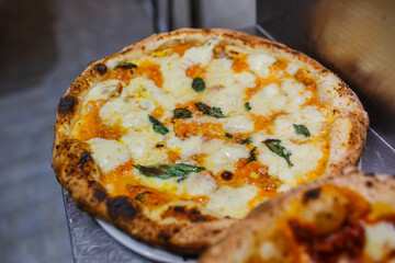 Pizza napoletana con crema di zucca, mozzarella di bufala e basilico fresco