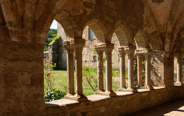 Cloître gothique de l'abbaye de Sylanès, France