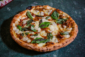 Pizza napoletana con sugo di genovese, mozzarella e basilico fresco
