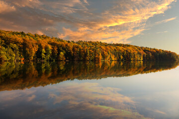 Fototapeta na wymiar Sonnenuntergang am See im Herbst
