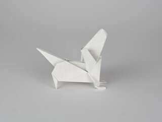 ein dackel aus papier, weißer origami Hund