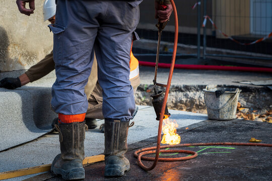 ouvrier utilisant un chalumeau