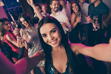 Photo portrait selfie of cheerful girl at luxury christmas party