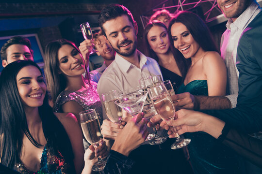 Photo portrait of people at posh party drinking champagne