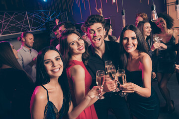 Photo portrait of people at party drinking champagne together