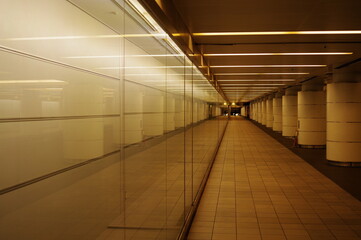 長い地下通路