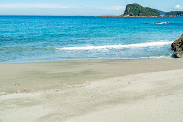 長崎県長崎市　岳路海水浴場の風景　軍艦島の見えるローカルな海水浴場