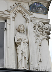 Fototapeta na wymiar Statue de Saint Denis Rue Saint Denis à Paris