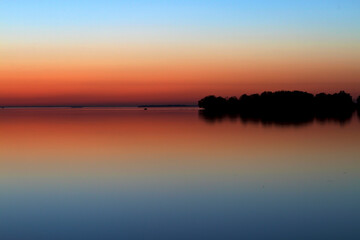 Obraz premium Evening sky over lake Vattern in Sweden