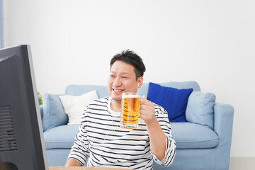 オンライン飲み会をする中年の男性