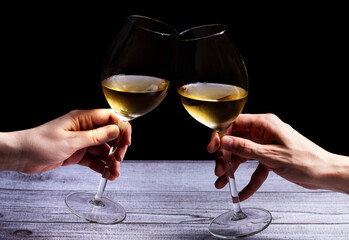 Brindando con dos copas de vino blanco 