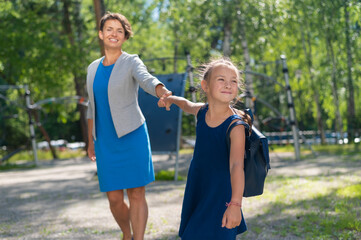 Obraz premium The naughty daughter pulls her mother by the hand