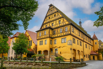 Fototapeta na wymiar Wunderschöne Fachwerkfassade eines alten Hauses in der Altstadt von Dinkelsbühl.