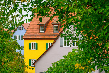 Fototapeta na wymiar Bunte modernisierte Hausfassaden mit Fenstern zwischen in Dinkesbühl.