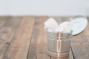 ブリキのごみ箱と紙ごみ