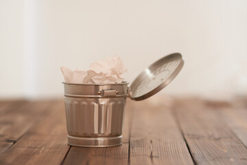 ブリキのごみ箱と紙ごみ