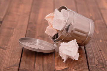 ブリキのごみ箱と紙ごみ