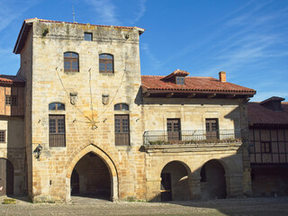 Fototapeta na wymiar Stone houses and palaces in the town of Santillana del Mar