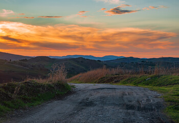 Strada di campagna dell'entroterra Siciliano al crepuscolo, Italia