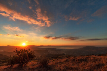Vista panoramica sul golfo di Castellammare al tramonto dalle campagne di Romitello, Sicilia	