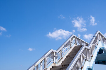 青空と歩道橋