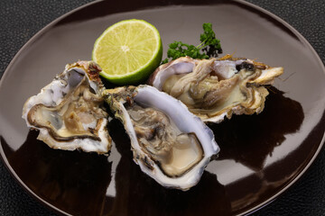 Oysters with lime and parsley