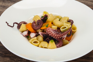 Pasta with octopus and yellow tomatoes