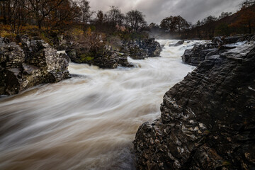 Obraz premium long exposure shot of the waterfalls in glen orchy near bridge of orchy in the argyll region of the highlands of scotland during autumn