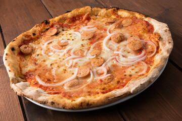 Pizza con wurstel, mozzarella, sugo e cipolle