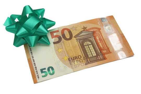 Billet de 50 euros avec noeud cadeau sur fond blanc