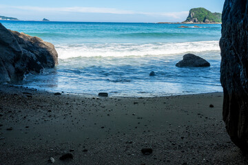 長崎県長崎市　岳路海水浴場の風景　軍艦島の見えるローカルな海水浴場