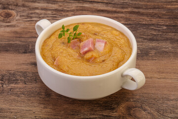 Peas cream soup with smoked ribs