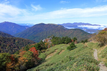 剣山　登山を楽しむ　秋　（徳島県）