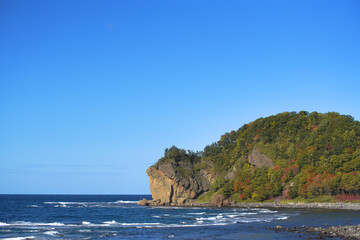 Fototapeta na wymiar 北海道の斜里方面からウトロ市街地に入る手前に見えるチャシコツ崎（かめ岩）