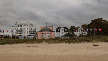 Seebad Bansin; Teilansicht vom Strand mit Musikpavillon