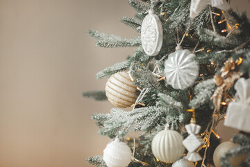 Obraz premium Christmas background. Christmas tree indoors. Holiday decor