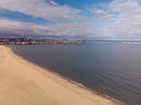 Port w Gdańsku -terminal kontenerowy przy plaży w Stogach/Gdansk harbour- the container terminal near Stogi beach, Pomerania, Poland
