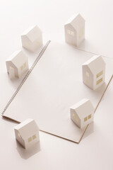 ペーパークラフトの家と画用紙