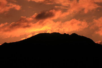 秋の奈良曽爾村の朝焼け