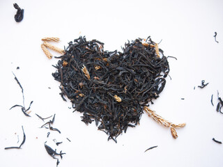 Fototapeta premium Leaf black tea tea leaves tea leaves background texture heart shape